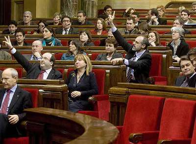 El portavoz del PSC, Miquel Iceta; el de ERC, Joan Ridao, y el de CiU, Oriol Pujol, dando la indicación de voto a los diputados en la votación sobre el AVE, ayer. El número 2 es el que tienen que pulsar los diputados para votar  no , el 1 indica      sí  y el 3 significa  abstención .