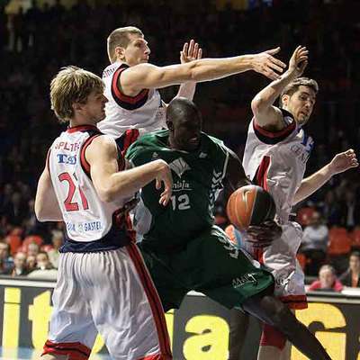 Splitter, Teletovic y Vidal marcan al senegalés Ndong.