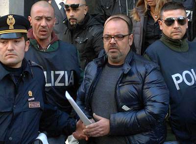 El  capo  de la Camorra Vincenzo Licciardi (centro), escoltado por la policía italiana tras su arresto en Nápoles.