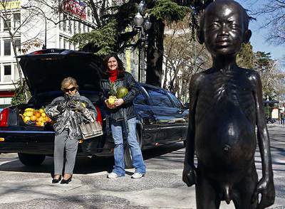 La instalación  The Gift,  de Anno Dijkstra, en el paseo de Recoletos de Madrid.