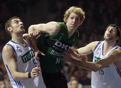 Jagla pugna con Pelekanos y Mumbrú.