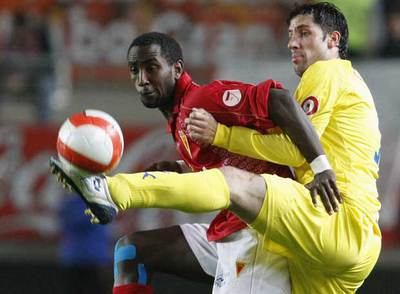 Goitom y Capdevila pelean por el balón.