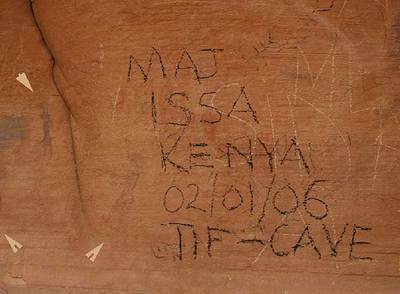 Joaquim Soler, arqueólogo, en el Sáhara. A la derecha, una de las zonas con  graffitis  sobre pinturas de 4.000 años de antigüedad.