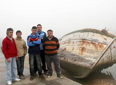 Los supervivientes del  Nuevo Pepita,  de Barbate, no quieren volver al mar. De izquierda a derecha, José Crespo, Tomás Pacheco (que el día del naufragio no navegó), Gabriel Crespo, Bienvenido Notario y Pedro Romero.