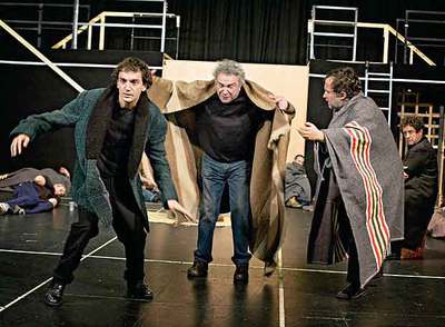 Alfredo Alcón (en el centro), leyenda argentina de la acutación, en pleno trance hacia el delirio y la decadencia de 'El rey Lear', bajo la atenta mirada de Pedro Casablanc y escoltado por Luis Bermejo (derecha) y Albert Triola.