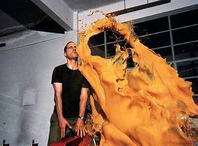 Una de las señas de identidad de Sergio Prego es utilizarse a sí mismo como objeto artístico. En la obra 'Tetsuo, Bound to fail', se retrataba en cientos de fotos tomadas en el mismo instante, que más tarde generaban un vídeo.