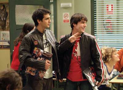 Los actores Fran Perea (a la izquierda) y Alejo Sauras, en un capítulo de  Los Serrano. 