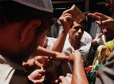 Unos hombres compran collares en un mercado de El Cairo.