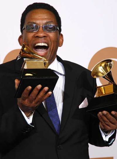 Herbie Hancock exhibiendo su Grammy al mejor álbum.