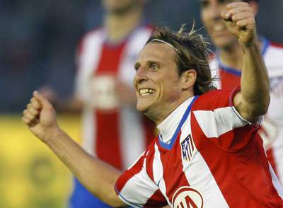 Forlán celebra uno de sus dos goles del domingo pasado al Racing.