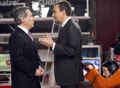 Rodríguez Zapatero e Iñaki Gabilondo charlan minutos antes de la entrevista en Cuatro.