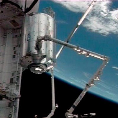 El  Columbus,  en el centro, sujeto por el brazo articulado que lo sacó del  Atlantis  para colocarlo en la ISS.