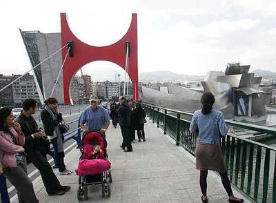 Vista de  Arco rojo , la intervención de Daniel Buren, desde la parte superior del puente de La Salve.