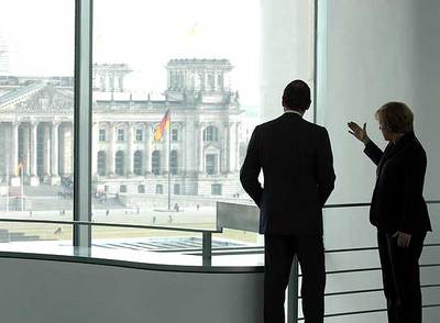 Angela Merkel muestra el Reichstag a Mariano Rajoy desde la cancillería alemana, en Berlín.