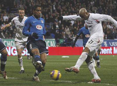 Diouf marca para el Bolton el único gol del encuentro.
