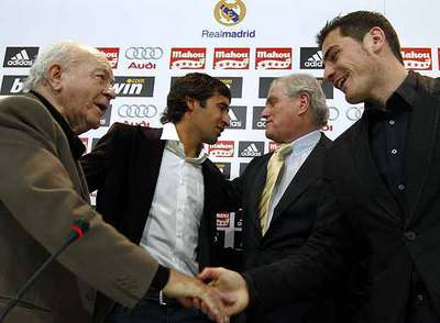 En primer plano, Di Stéfano y Casillas se saludan en el acto de ayer. Detrás, Raúl y Calderón.