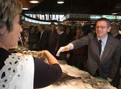 Alberto Ruiz-Gallardón en una visita al mercado de La Boqueria, en Barcelona, en octubre de 2007.