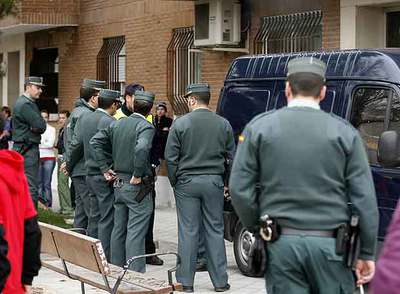 Agentes de la Guardia Civil ante la vivienda de Arganda del Rey (Madrid) donde fue apuñalada una mujer.