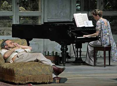 Emma Suárez y Enric Benavent, en el montaje de  Tío Vania  del Centro Dramático Nacional.