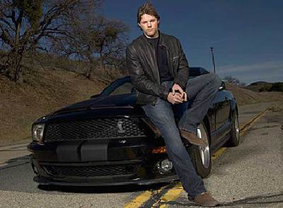 El actor Justin Bruening posa con el nuevo  Kitt .