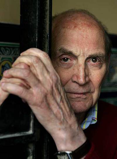 El poeta Marcos Ana, el lunes en el portal de su domicilio madrileño.