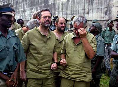 Simon Mann (a la izquierda, en primer plano), con otros compañeros de aventura, tras comparecer en 2004 ante un tribunal de Zimbabue.rnFoto: AFP