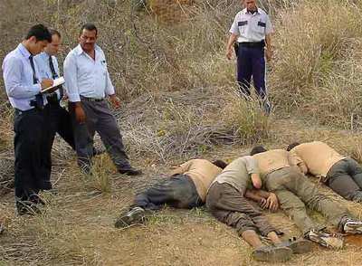 Policías inspeccionan los cuerpos de los tres hijos y el chófer de un empresario canadiense, secuestrados y asesinados en Venezuela en 2006.