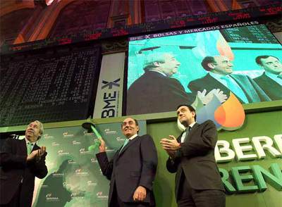 El presidente de Iberdrola, Ignacio Sánchez Galán, toca la campana en el primer día de cotización de su filial de energías renovables.