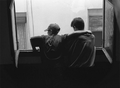 La edad penal es de 14 años; en casos de menor edad pueden actuar jueces de familia y fiscales con medidas de protección.