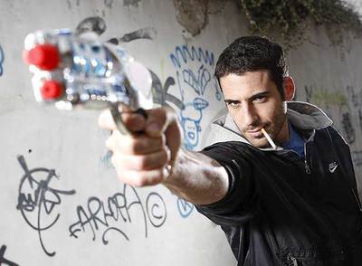 Miguel Ángel Silvestre,  El Duque , en televisión, entrenando para mafioso y asesino.