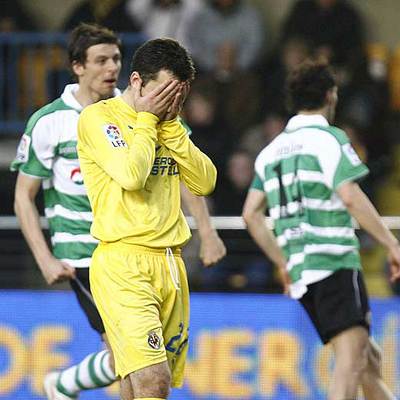 Rossi se lamenta tras fallar el penalti.