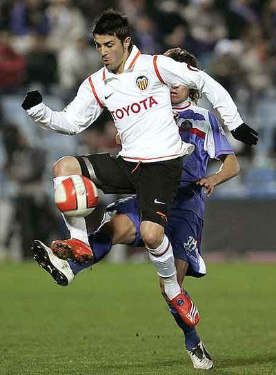 Villa se lleva el balón ante Cortés.