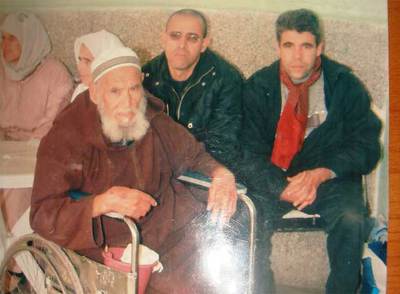 Ahmed Nasser, con sus dos hijos, en diciembre, en la cárcel de Settat.