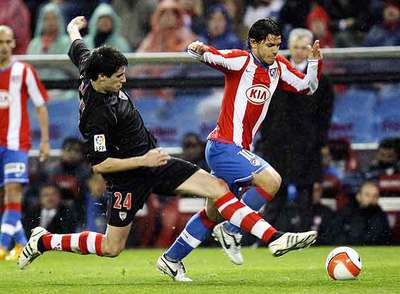 Javi Martínez intenta arrebatar el balón a Agüero en el encuentro contra el Atlético.