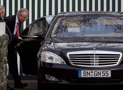 El ex presidente de Deutsche Post Klaus Zumwinkel, investigado por fraude fiscal, ayer en Colonia.