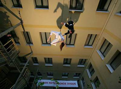 Mabel Aquerreta y Horacio Olano, en la coreografía de altura  Sobre, vivir... Al tiempo. 