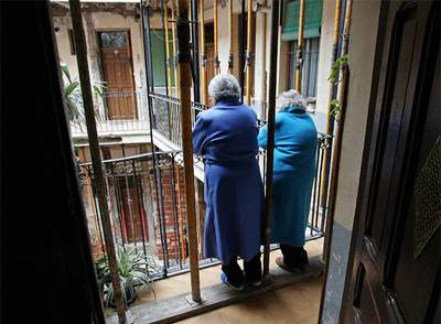 Vecinas de la corrala madrileña de la calle del Ventorrillo, víctimas de  mobbing  desde hace 11 meses.