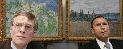 Lukas Gloor, director de la Colección Bührle, a la izquierda, y el portavoz de la policía, con las obras recuperadas.