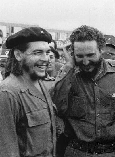 Ernesto  Che  Guevara (izquierda) y Fidel Castro, en La Habana en los años sesenta.