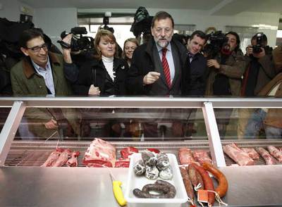 Mariano Rajoy durante su visita a la Plaza del Mercado de Mahón, acompañado por la presidenta del PP de Baleares, Rosa Estarás.