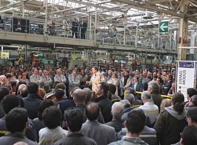 Zapatero promete diálogo a los trabajadores