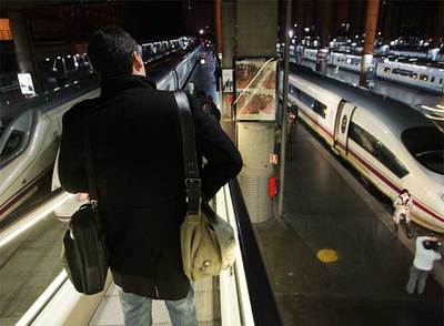 El AVE se estrena puntual y con un 60% de pasaje