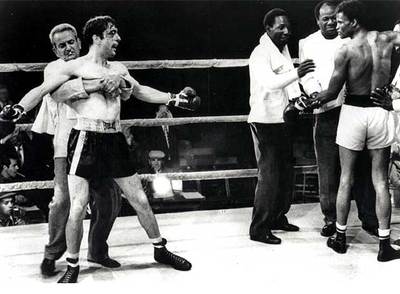 Robert de Niro, a la izquierda, interpretando a Jake La Motta en  Toro salvaje. 