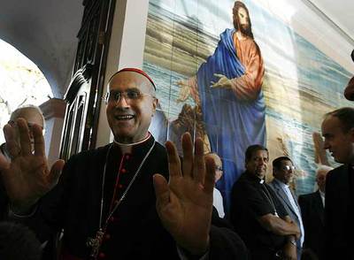 El secretario de Estado del Vaticano, el cardenal Tarcisio Bertone, ayer en La Habana.