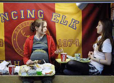 Fotograma de  Juno,  que opta a cuatro  oscars:  película, director, guión original y actriz principal (Ellen Page, en el centro).