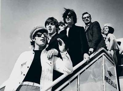 Los Beatles a su llegada a Madrid, bajando por las escalerillas de un antiguo avión de Iberia.