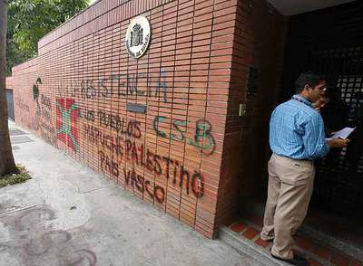 Pintadas a favor de ETA y la independencia del País Vasco en la fachada de la Embajada de España.