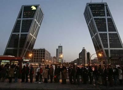 Amanecer lleno de colas por la huelga en la EMT