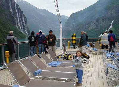 Kai Albillo, cámara de vídeo en mano, y su hijo David, a bordo del  Costa Atlántica  en junio de 2006, en un crucero por los fiordos noruegos. Al fondo, Geiranger.