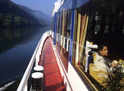 El  Rhine Emerald,  uno de los barcos que hacen cruceros fluviales turísticos por el Rin, en pleno corazón de Alemania.